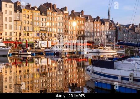 Honfleur port / porto nella calda luce del mattino, Honfleur, Calvados, Normandia, Francia, Europa Foto Stock