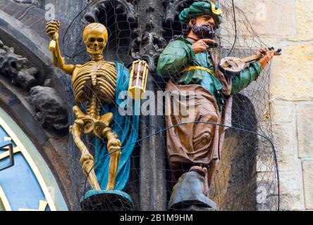 Statue di Skeleton o Morte e l'uomo Turco sulla Torre con Orologio Astronomico di Praga Orloj Foto Stock