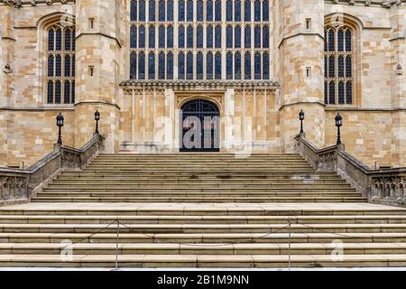 Facciata anteriore e porta alla Cappella di San Giorgio al Castello di Windsor, Windsor, Inghilterra, Regno Unito Foto Stock