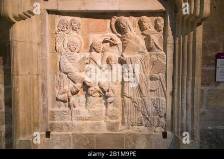 Un rilievo della Cattedrale di Chichester; l'immagine di Cristo che arriva a Betania e che viene salutata mia Marta & Maria, le sorelle addoloranti di Lazzaro. INGHILTERRA (114) Foto Stock