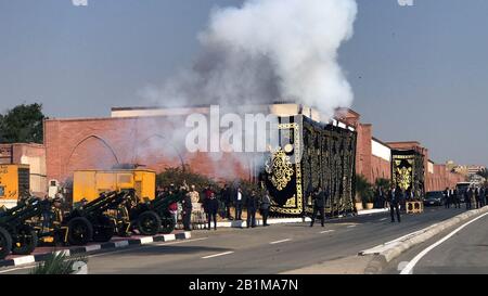 (200226) -- CAIRO, 26 febbraio 2020 (Xinhua) -- si lancia Salute vicino al cimitero dove l'ex presidente egiziano Hosni Mubarak sarà sepolto al Cairo, Egitto, 26 febbraio 2020. Mercoledì, l'Egitto ha tenuto un funerale militare per l'ex presidente del paese Hosni Mubarak, morto martedì all'età di 91 anni. (Xinhua/Ahmed Gomaa) Foto Stock