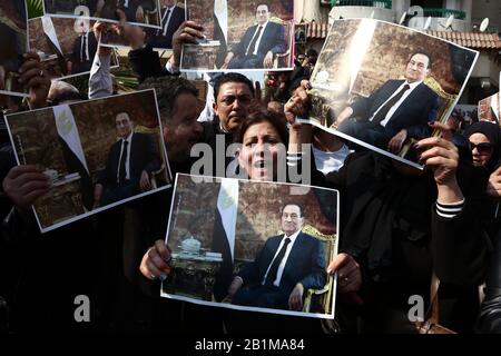 (200226) -- CAIRO, 26 febbraio 2020 (Xinhua) -- sostenitori dell'ex presidente egiziano Hosni Mubarak hanno le sue foto al Cairo, Egitto, 26 febbraio 2020. Mercoledì, l'Egitto ha tenuto un funerale militare per l'ex presidente del paese Hosni Mubarak, morto martedì all'età di 91 anni. (Xinhua/Ahmed Gomaa) Foto Stock