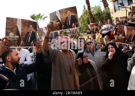 (200226) -- CAIRO, 26 febbraio 2020 (Xinhua) -- sostenitori dell'ex presidente egiziano Hosni Mubarak hanno le sue foto al Cairo, Egitto, 26 febbraio 2020. Mercoledì, l'Egitto ha tenuto un funerale militare per l'ex presidente del paese Hosni Mubarak, morto martedì all'età di 91 anni. (Xinhua/Ahmed Gomaa) Foto Stock