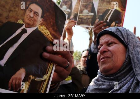 (200226) -- CAIRO, 26 febbraio 2020 (Xinhua) -- sostenitori dell'ex presidente egiziano Hosni Mubarak hanno le sue foto al Cairo, Egitto, 26 febbraio 2020. Mercoledì, l'Egitto ha tenuto un funerale militare per l'ex presidente del paese Hosni Mubarak, morto martedì all'età di 91 anni. (Xinhua/Ahmed Gomaa) Foto Stock