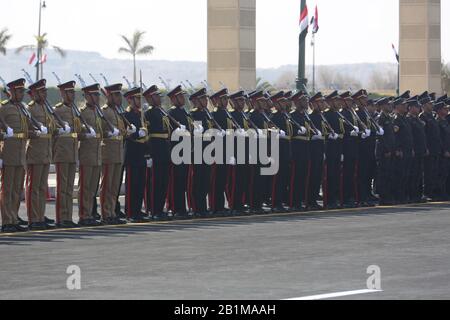 (200226) -- CAIRO, 26 febbraio 2020 (Xinhua) -- le guardie d'onore egiziane sono viste durante un funerale militare dell'ex presidente egiziano Hosni Mubarak al Cairo, Egitto, 26 febbraio 2020. Mercoledì, l'Egitto ha tenuto un funerale militare per l'ex presidente del paese Hosni Mubarak, morto martedì all'età di 91 anni. (Foto Di Ahmed Alaa/Xinhua) Foto Stock