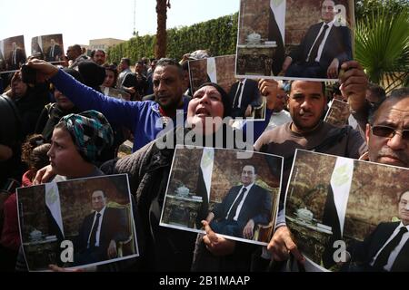 (200226) -- CAIRO, 26 febbraio 2020 (Xinhua) -- sostenitori dell'ex presidente egiziano Hosni Mubarak hanno le sue foto al Cairo, Egitto, 26 febbraio 2020. Mercoledì, l'Egitto ha tenuto un funerale militare per l'ex presidente del paese Hosni Mubarak, morto martedì all'età di 91 anni. (Xinhua/Ahmed Gomaa) Foto Stock