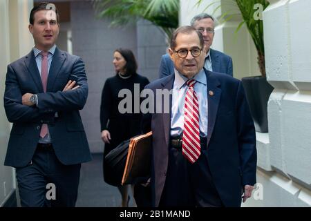 Washington, DC, USA. 26th Feb, 2020. Il rappresentante degli Stati Uniti Jerrowd Nadler (democratico di New York) va al settimanale U.S. House Democratic caucus meeting al Campidoglio degli Stati Uniti a Washington, DC, Stati Uniti, mercoledì 26 febbraio 2020. Credito: Stefani Reynolds/CNP | utilizzo credito mondiale: DPA/Alamy Live News Foto Stock