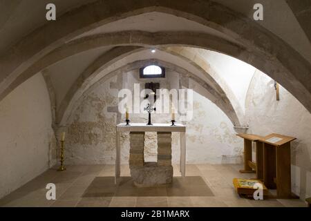 Cripta del 14 ° secolo (una volta una casa di cannello) all'interno della chiesa di Bosham Holy Trinity UK, Bosham, West Sussex. REGNO UNITO. Re Harold Godwinson pregò in questa chiesa prima di recarsi in Normandia nel 1064. (114) Foto Stock