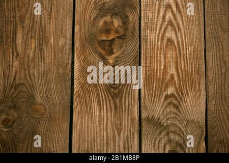 Vecchio pavimento in legno sullo sfondo. Recinzione in legno, superficie di lavoro. Colore naturale, bordo grunge, tavolo con guarnizioni di colore marrone Foto Stock