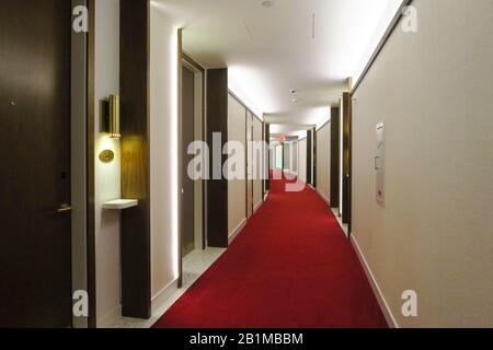 Corridoio con moquette rossa nell'Hotel TWA, JFK, USA Foto Stock