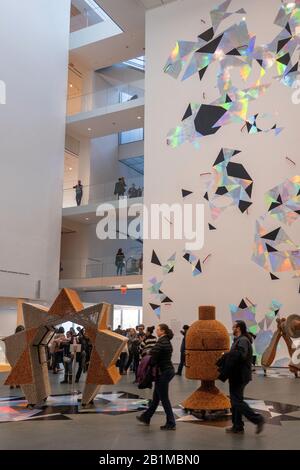 Haegue Yang installazione "impugnature" al marron Atrium presso il Museo di Arte Moderna di New York Foto Stock