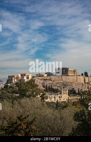 Atene, Grecia. Acropoli e tempio del Partenone, punto di riferimento principale. La vista panoramica dell'antica Grecia rimane da Philopappos o Filopappos Hill, blu nuvoloso Foto Stock