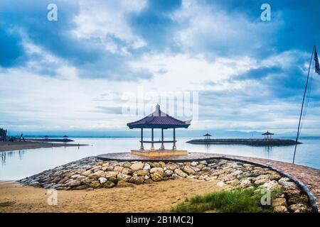 Indonesia, Bali, padiglioni della spiaggia a Sanur Foto Stock