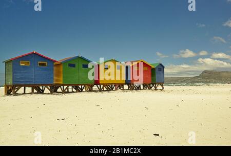 Muizenberg spiaggia capanne colorate su sabbia bianca Foto Stock