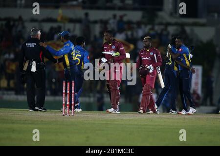 Febbraio 26th 2020, lo Stadio Internazionale Mahinda Rajapaksha, Hambantota, Sri Lanka; Un giorno di cricket internazionale, Sri Lanka contro Indie occidentali; i giocatori scuotono le mani con l'umpire come Srilanka vincere la seconda ODI e prendere la serie Foto Stock