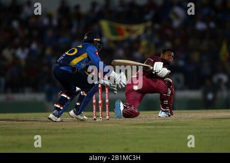 Febbraio 26th 2020, il Mahinda Rajapaksha International Stadium, Hambantota, Sri Lanka; Un giorno International cricket, Sri Lanka contro Indie occidentali; Nicholas Pooran perdere volte un colpo e raccolto dal wicket-keeper Foto Stock