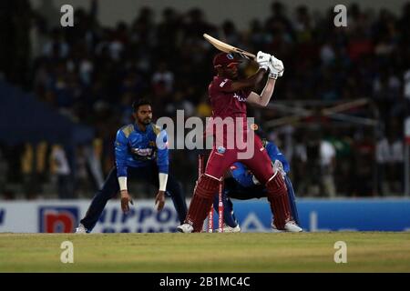 26th febbraio 2020, lo Stadio Internazionale Mahinda Rajapaksha, Hambantota, Sri Lanka; Un giorno di cricket internazionale, Sri Lanka contro Indie occidentali; Keemo Paul gioca un colpo verso il confine Foto Stock