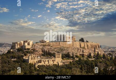 Atene, Grecia. Acropoli e tempio del Partenone, punto di riferimento principale. La vista panoramica dell'antica Grecia rimane da Philopappos o Filopappos Hill, blu nuvoloso Foto Stock