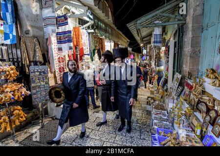 Orthodoxe Juden, Andenkengeschäfte, Basar, David-Street, Altstadt, Gerusalemme, Israele Foto Stock