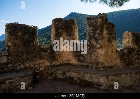 Kyrenia montagne, Cipro - 10 gennaio 2020: Rovine del Castello di San Hilarion che si trova sulla catena montuosa di Kyrenia, a Cipro vicino a Kyrenia. Foto Stock