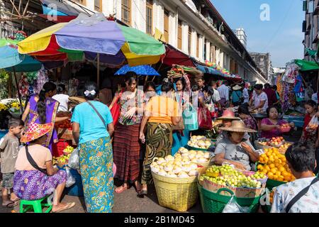 Street Market sulla 26th Street; Yangon, Myanmar Foto Stock