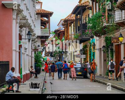Cartagena, COLOMBIA - 12 NOVEMBRE 2019: Venditori ambulanti nel centro storico Della città, Sito Patrimonio Dell'Umanità Dell'Unesco Foto Stock