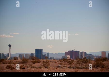 02232020 - Las Vegas, Nevada, USA: Un giorno dopo il Nevada Caucus la Las Vegas Strip, e lo skyline, è visto attraverso il Mojave Desert da diverse miglia di distanza, 23 febbraio 2020 a Las Vegas, Nevada. Foto Stock