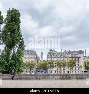 Edifici e case per le strade di Parigi, la capitale della Francia. Foto Stock