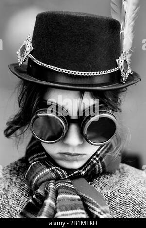 Ragazzo di 11 anni vestito da Steampunk per il carnevale. Foto Stock