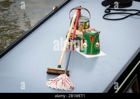 Contenitori di oggetti, spazzolini e spazzolini sul tetto della barca del canale a Foxton Locks sulla linea Leicester del Canal Grande, Leicestershire, Inghilterra Foto Stock