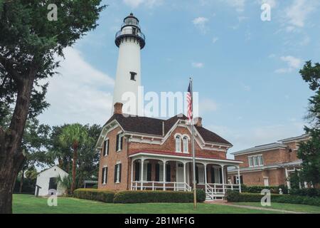 ST. SIMONS, GEORGIA - 18 settembre 2019: Il faro storico simbolo sull'isola di saint simons. Foto Stock