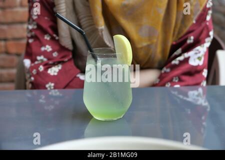 Primo piano di succo di lime sul tavolo da caffè Foto Stock