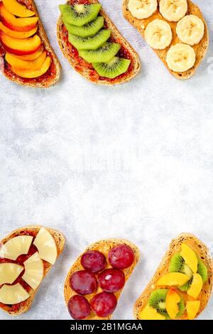 Sana colazione dolce toast con frutta e frutti di bosco diversi su tavola di legno. Spazio di copia, vista dall'alto Foto Stock