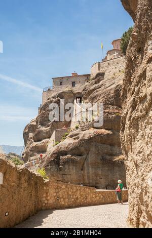 Monasteri di Meteora, scala per il monastero di Varlaam situato sulla cima di scogliere a picco Foto Stock