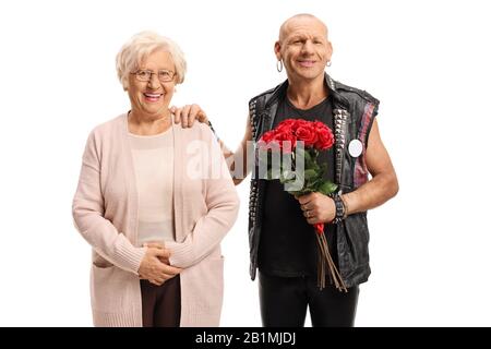 Punk guy con un mazzo di rose rosse in posa con una donna anziana isolata su sfondo bianco Foto Stock