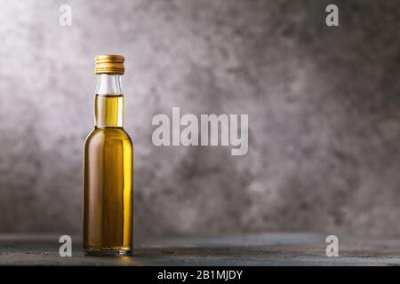 Bottiglia di whisky sul tavolo con spazio per la copia Foto Stock