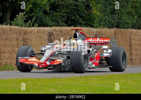 Lewis Hamilton ha dimostrato la McLaren-Mercedes 2007 MP4/22 Formula 1 al Goodwood Festival of Speed sulla 13th luglio 2008. Foto Stock