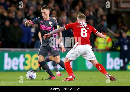 La battaglia di Leeds United, ben White (a sinistra) e Adam Clayton di Middlesbrough per la palla durante la partita Sky Bet Championship a Riverside, Middlesbrough. Foto Stock