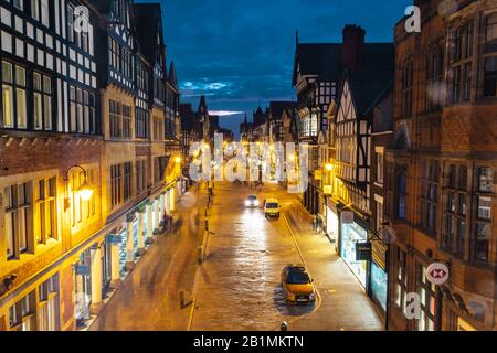 Chester, Inghilterra - 23 febbraio 2019: Vista notturna del centro storico di Chester con persone e auto Foto Stock