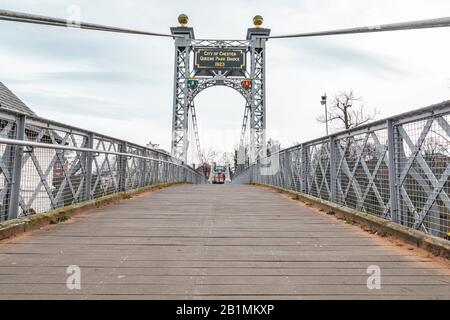 Chester, Inghilterra - 23 febbraio 2019: Vista del Queens Park Bridge nella città vecchia di Chester Foto Stock