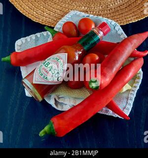 Bottiglia di salsa Tabasco, peperoncino piccante, colori brillanti, rosso, blu Foto Stock