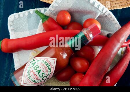 Bottiglia di salsa Tabasco, peperoncino piccante, colori brillanti, rosso, blu Foto Stock
