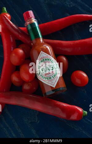 Bottiglia di salsa Tabasco, peperoncino piccante, colori brillanti, rosso, blu Foto Stock