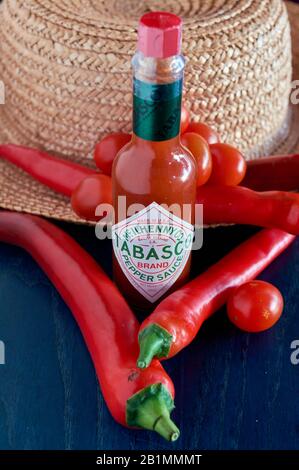 Bottiglia di salsa Tabasco, peperoncino piccante, colori brillanti, rosso, blu Foto Stock