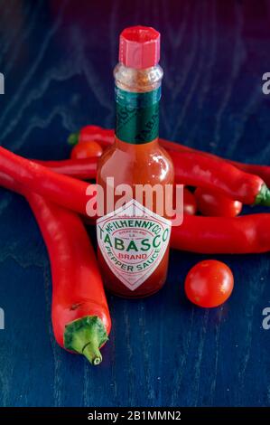 Bottiglia di salsa Tabasco, peperoncino piccante, colori brillanti, rosso, blu Foto Stock