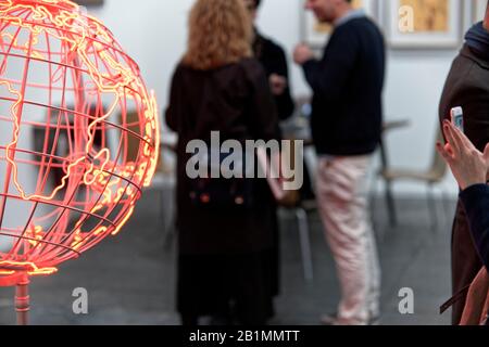 Madrid, Spagna. 26th Feb, 2020. Gli acquirenti pubblici e potenziali visitano LA fiera internazionale dell'arte, ARCO, che si tiene ogni anno alla fiera IFEMA di Madrid. IFEMA, Madrid, Spagna. Credito: Enriquepsans / Alamy Live News Foto Stock