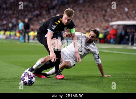 Kevin De Bruyne (a sinistra) della città di Manchester e Dani Carvajal, la battaglia del Real Madrid per la palla durante il round della UEFA Champions League di 16 partite alla prima tappa del Santiago Bernabeu, Madrid. Foto Stock