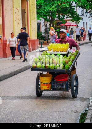 Cartagena, COLOMBIA - 12 NOVEMBRE 2019: Venditori ambulanti nel centro storico Della città, Sito Patrimonio Dell'Umanità Dell'Unesco Foto Stock