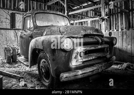 Esplorare un vecchio fienile trovare. Foto Stock