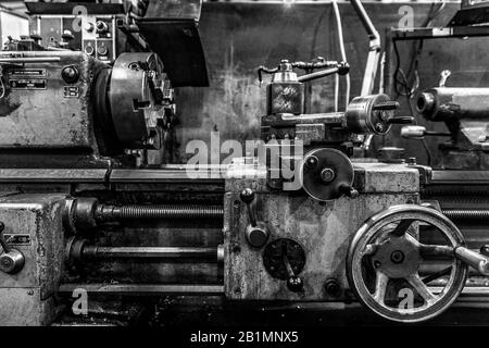 Controllo di un vecchio tornio che ancora corre. Foto Stock